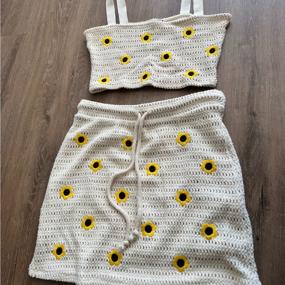 Zara Crochet sunflower set. Size small.